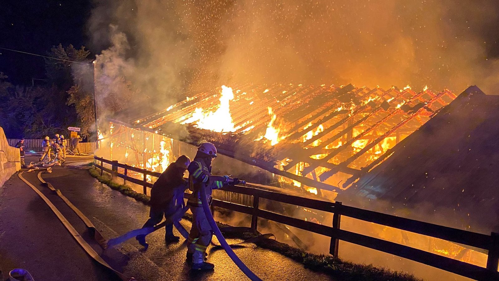 Feuerwehreinsatz bei einem Großbrand